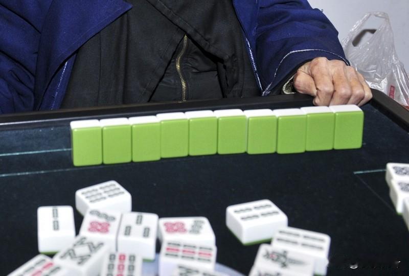 退休后别去小区棋牌室！不是怕输钱，3个隐形亏没人说楼下李姨前阵天天泡棋牌室