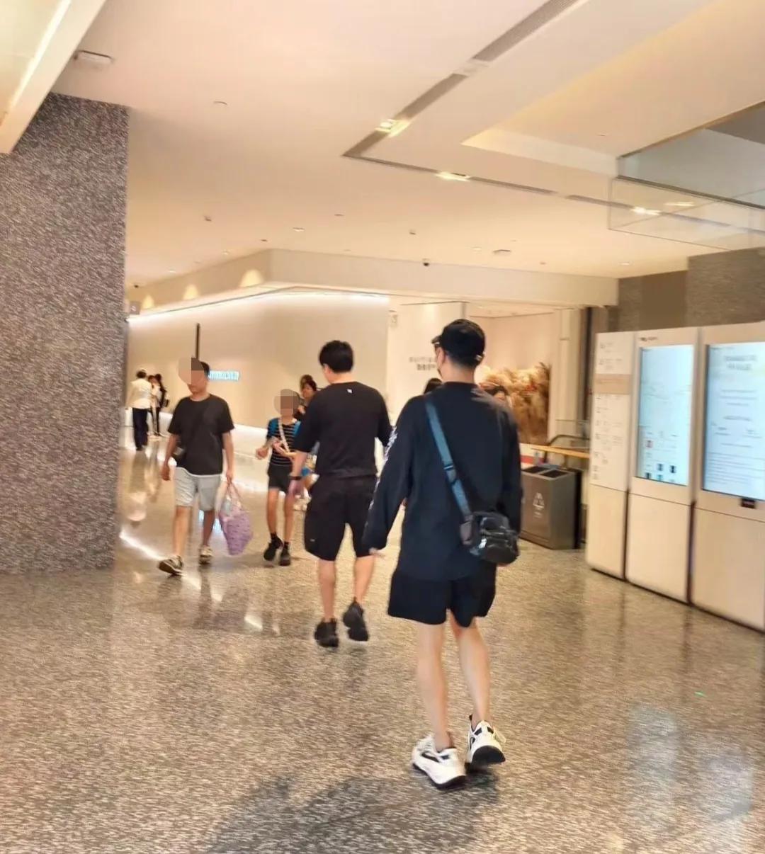 汪峰和女友深圳逛街被偶遇，两人逛了二手奢侈品店、古镇……体力真好，一点也不觉得累