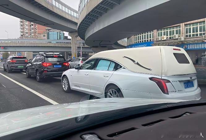 今儿上班路上看见辆车，模样老复古了。咱也不认识，就想问问，这到底是啥车呀？我可是