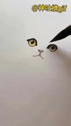 这便是中国国画的独特魅力，寥寥数笔勾勒出猫咪的神态，跃然纸上，灵动鲜活，看着仿佛