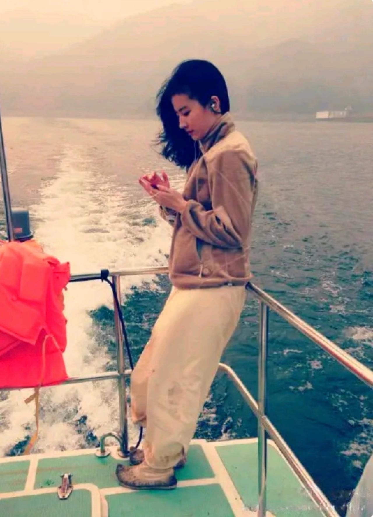 2013年，刘亦菲晒出她拍戏时，坐小快艇往返拍摄地的一张照片。刘亦菲依靠在栏