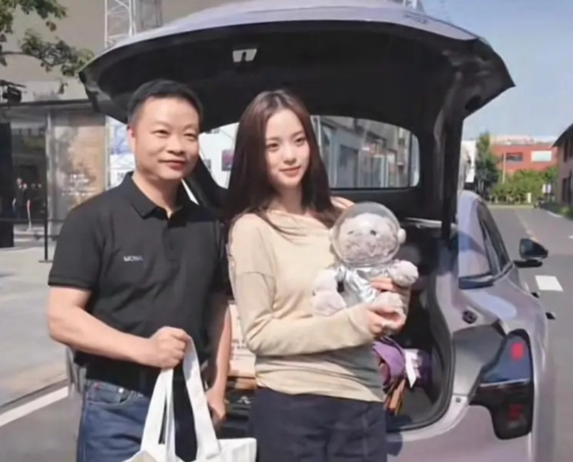 70后何小鹏和00后欧阳娜娜，站在一起竟毫无违和感！何小鹏说mona车主50%是