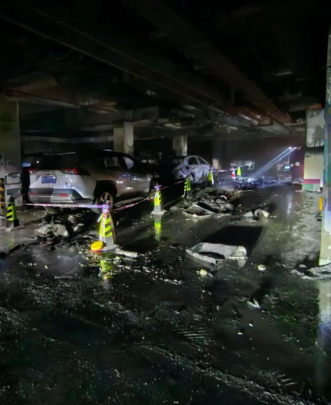 山东济南一地下停车场突发火情12月7日，山东济南市恒大城地下停车场突发火情，有