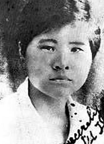 1940年，双枪李林被日军围攻，不得已退到庙里。等日兵破门而入时，她假装昏倒。突