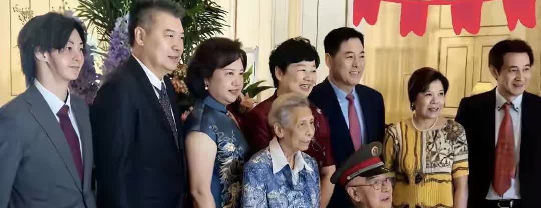 李隼亲家身份曝光！最牛掰的是女婿的爷爷，胸前挂满了军功章！合照中，亲家母的身
