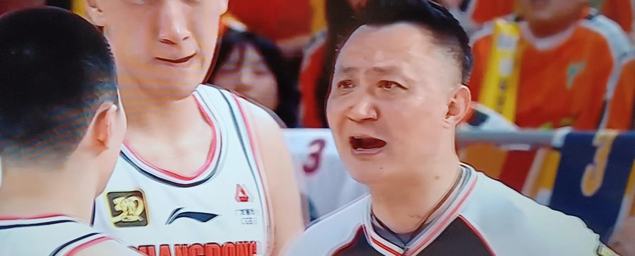 杜润旺的运气要爆棚了，运气来了挡不住。目前国家队前锋线，张镇麟伤了，退了；曾凡博
