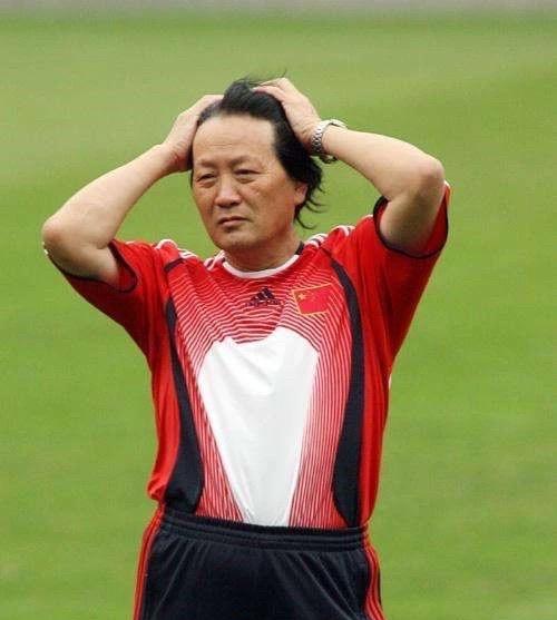 媒体人徐江谈起了前国足主教练朱广沪。徐江认为当年朱广沪在亚洲杯上把李铁带过去并不