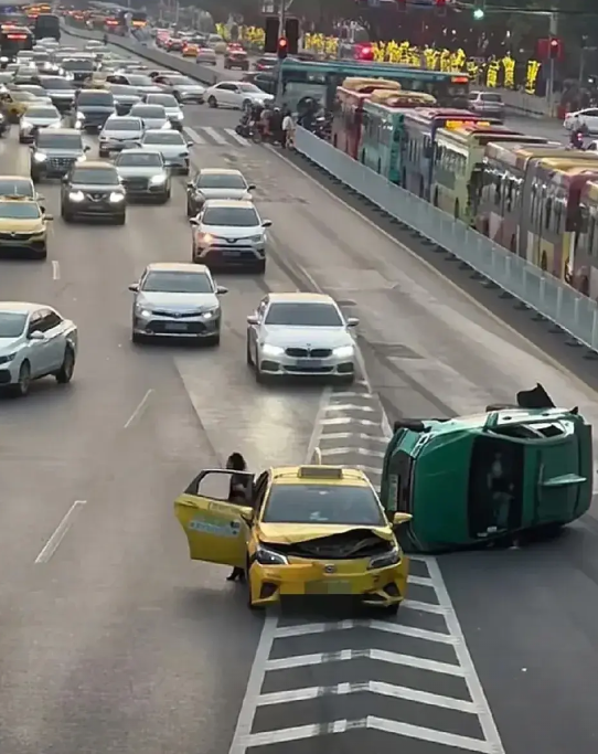 热点关注：正月十五，广州街头上演离奇车祸！一出租连撞多车，其背后有何隐情？昨天（