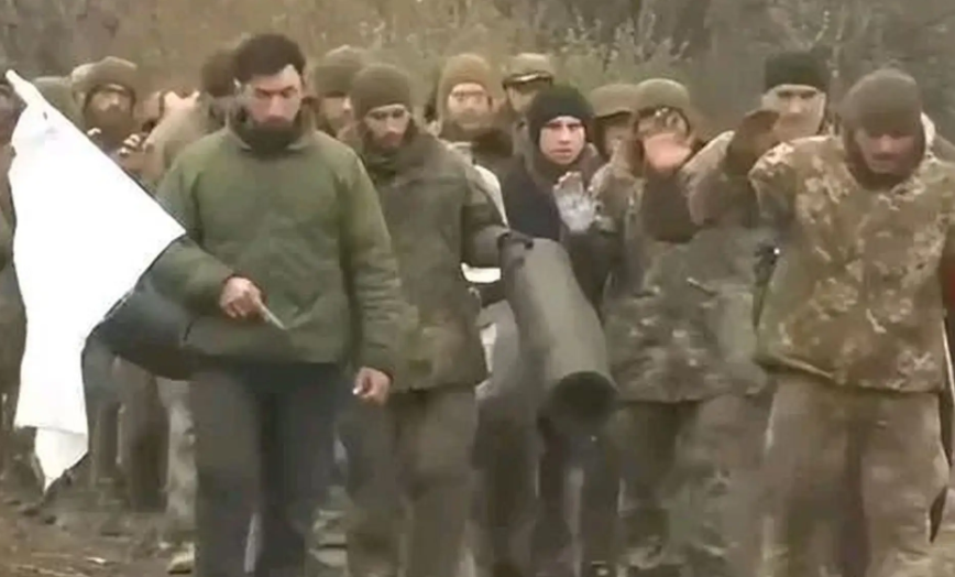 丢人丢到姥姥家！俄军士兵创造历史，向机器人投降