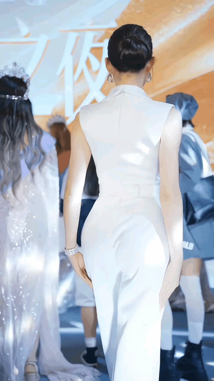 美女的魅力能有多大？懂得照顾别人情绪，又不失自我。知进退、懂边界，让人觉得体面。