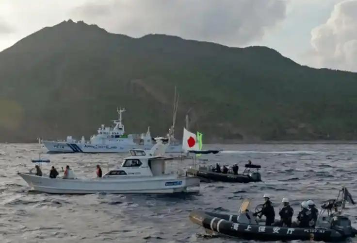 近日，日本水产厅强行扣押我国渔船、逮捕中国船长的消息传来，引发网络舆论一片愤慨。