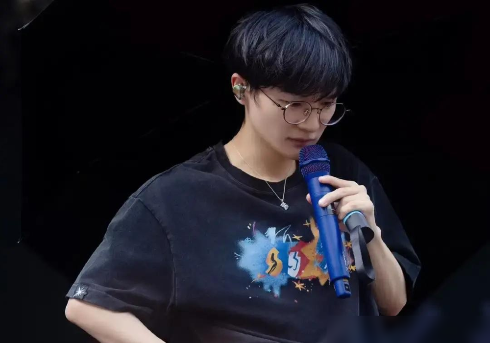 周深这27天的行程，我看完直接惊得合不上嘴。27天跑了7场大型演出、4场官方录制，累计飞行超28小时