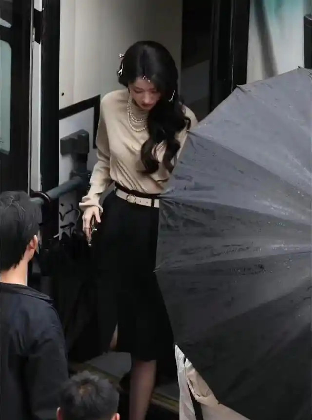 王楚然的黑丝拿捏，一场高级的性感，这身材真的绝了