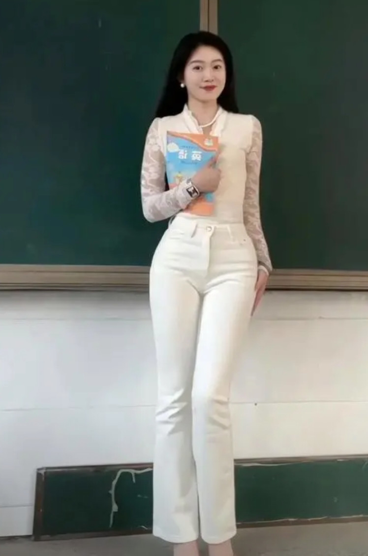 老师穿这种衣服上课，合适吗?