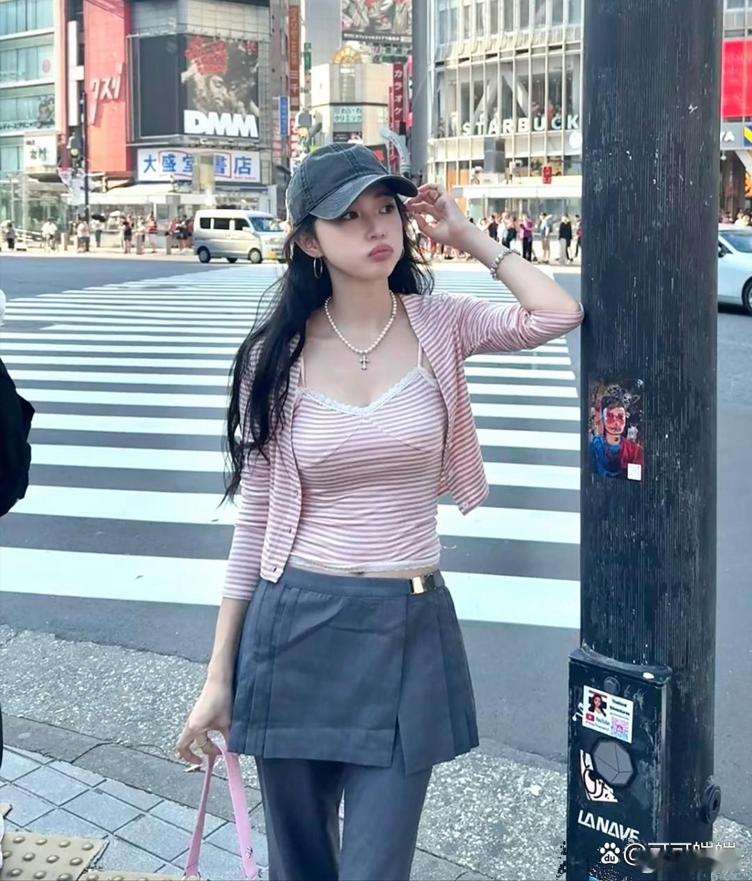 潘玮柏老婆宣云在日本街头现身，穿粉色上衣，瞅着可年轻了，身材超棒，皮肤白得发亮！