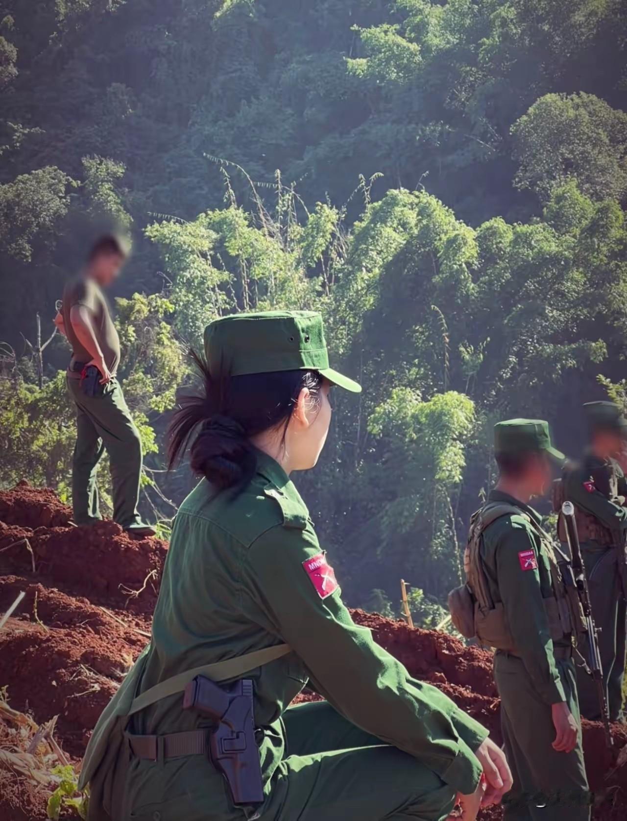 照片中的这些军人，感觉不是过去的军人，应该就是现在的军人，但是他们穿的衣服看起来