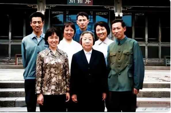 周总理一生无子嗣，邓颖超在西花厅与周家侄儿侄女们留下这张合影，庄重院落里，盛满朴