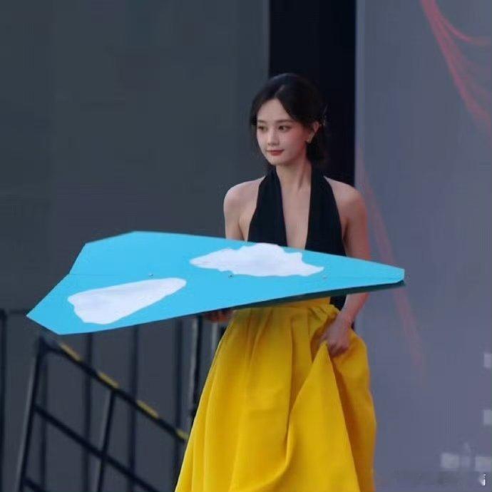 谁给李一桐做的造型李一桐这个把长发盘成短发的小模样干脆利落，还有衣服张明艳的视觉
