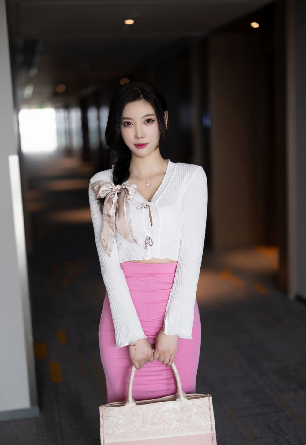 杨晨晨性感白色收身上衣搭配粉红色裙子，温柔气质尽显又可盐可甜