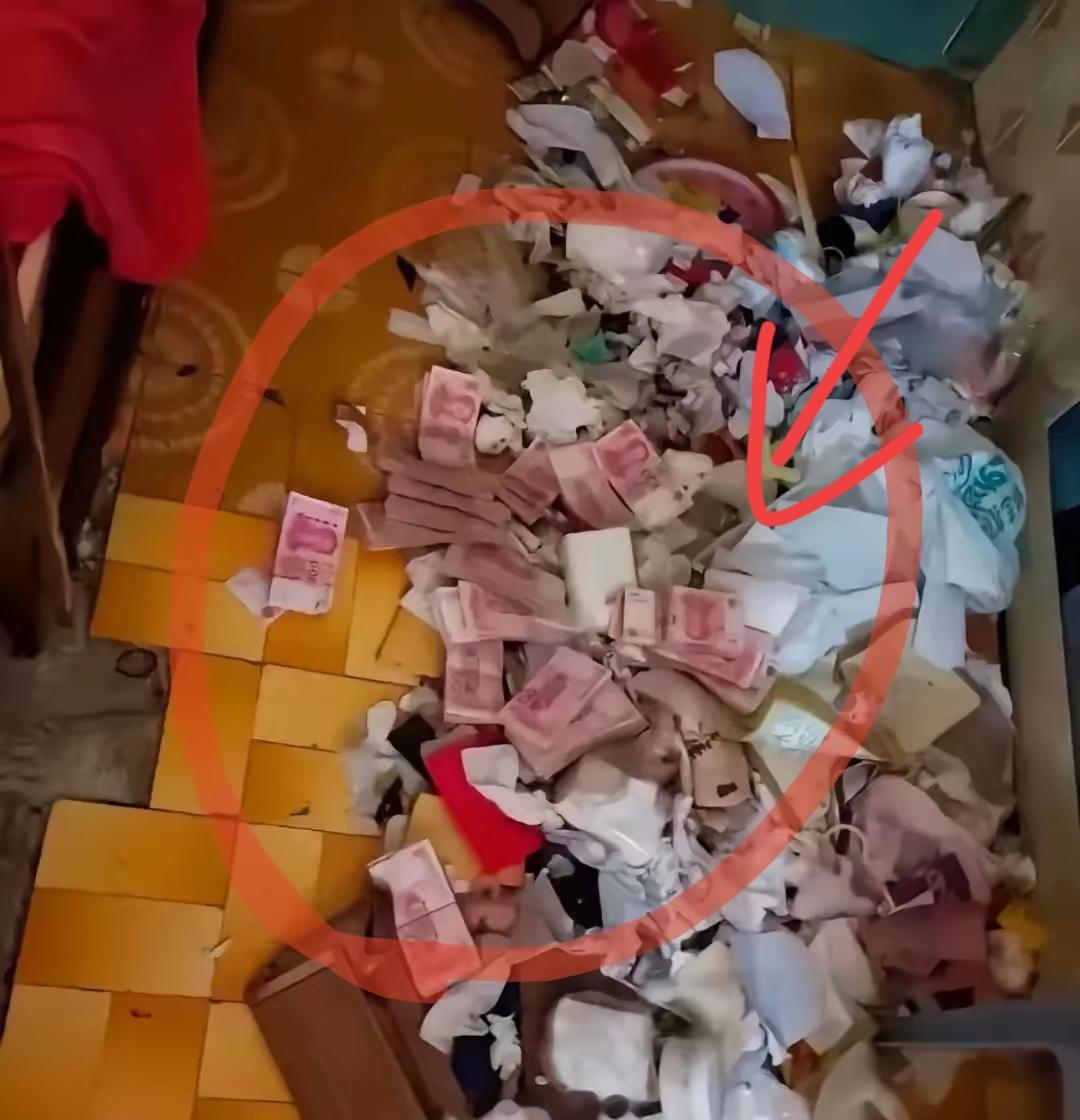 现在的租客是真能整活!女孩租期到一声不吭搬走,房东开门看见满屋垃圾,火气直接窜上