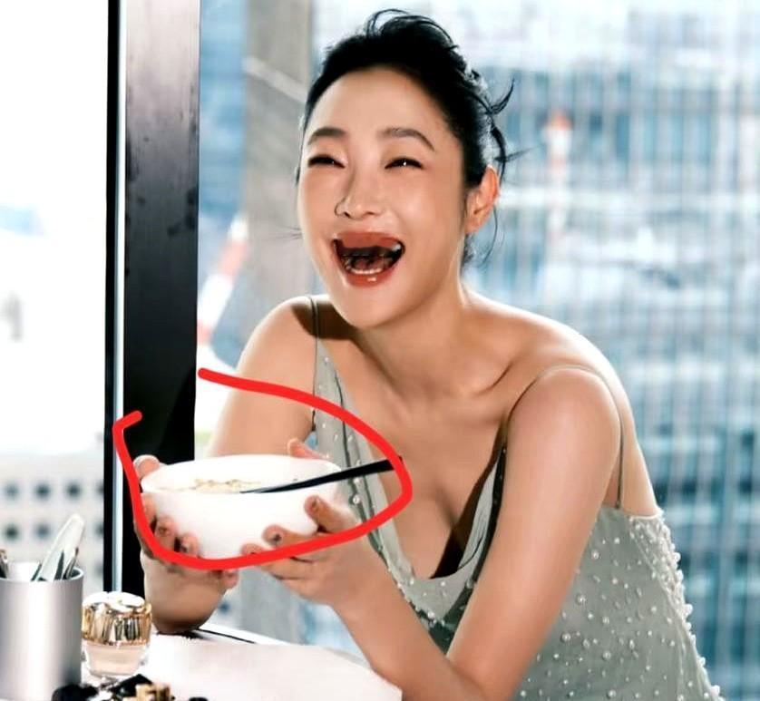 柏林电影节又颁给女演员了，今年是艾米丽·沃森，去年是海伦·米伦，前年是斯嘉丽·约