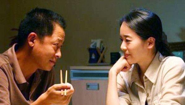 🌞一天，王志文和左小青一起吃饭，左小青多喝了几杯，借着酒劲问到：“当初拍《