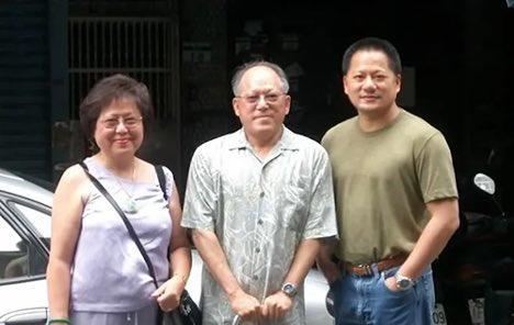 黄仁勋其实有个亲哥哥。他的哥哥曾在英特尔工作多年。当年他们的父亲黄兴泰希望黄仁