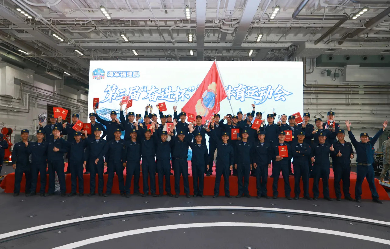 福建舰机库内的“大转盘”位于升降机附近，帮助舰载机调向至少目前来看，转盘还是不可