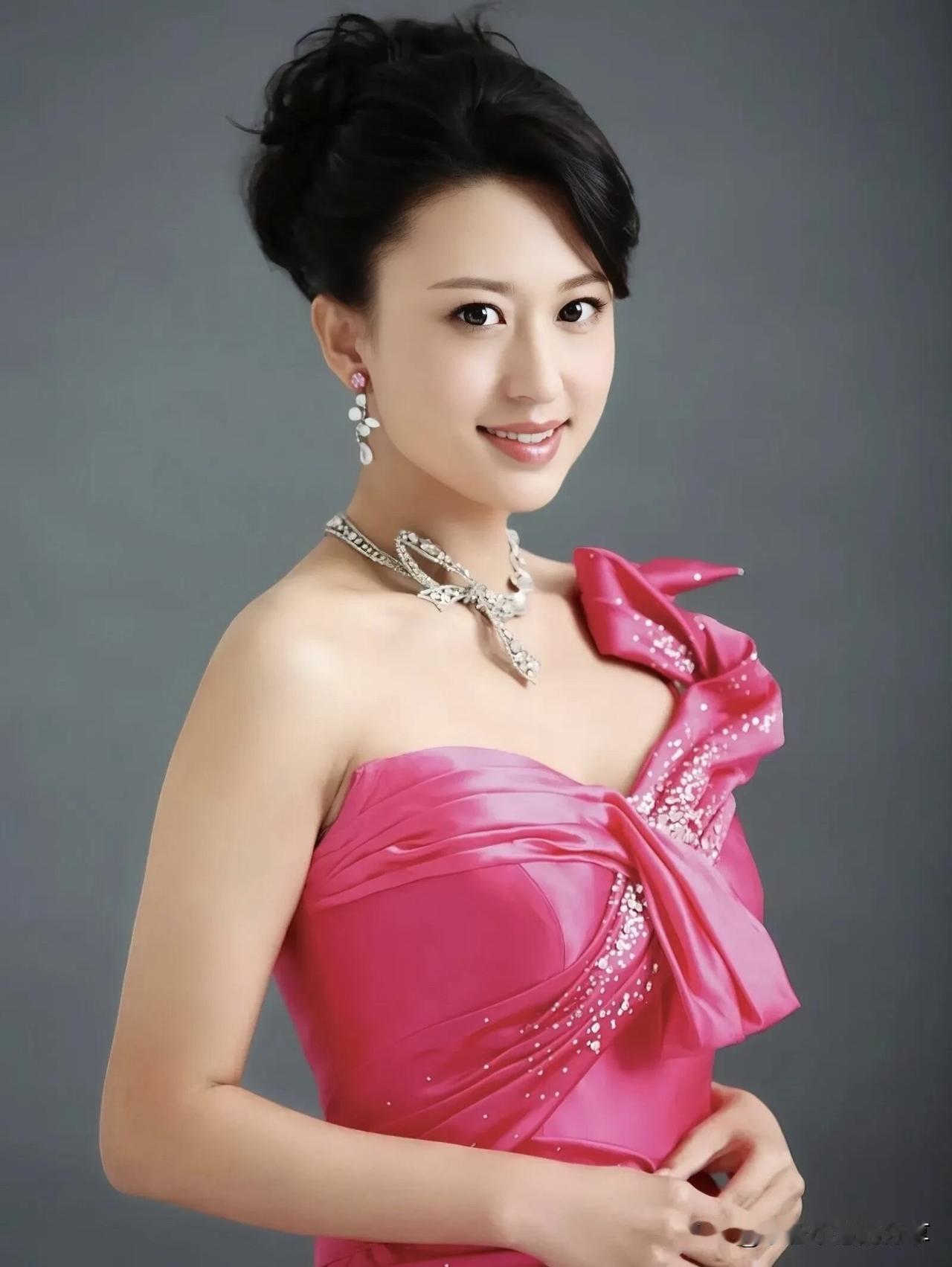 这两位都是来自于山西的美人，一个是家喻户晓的女明星边潇潇，她的颜值比张蕾高。张蕾