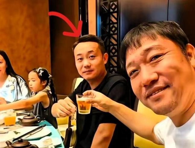 贾冰被兄弟偷拍这事，反转得真够彻底的。46岁的人，辞了副处级铁饭碗去拼喜剧，够硬