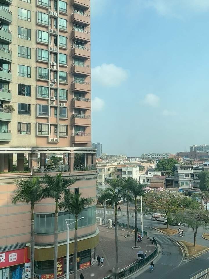 儿子从上海回来，我和他聊起了房子的事情，问他要不要趁现在房子低潮的时候买一套儿子