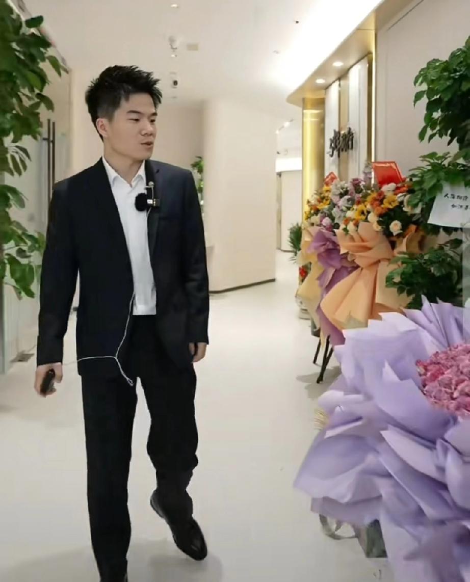 他是收到鲜花最多的男人！他也是一朵玫瑰也没有送出去的男人！他就是董宇辉！与辉