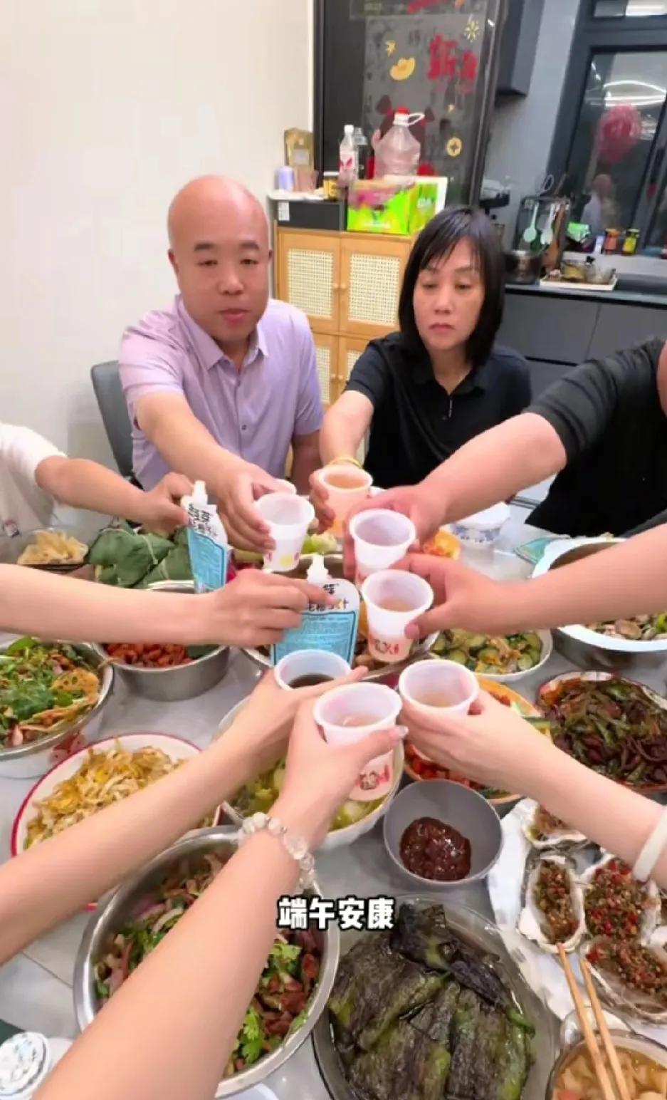 解清帅一家演崩了！妈妈抑郁复发后视频中面容愁苦，而此前却笑容满面。这种巨大的