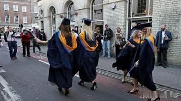 “MickeyMouseCourses”缘何成为热门话题？且从学生贷款制度说