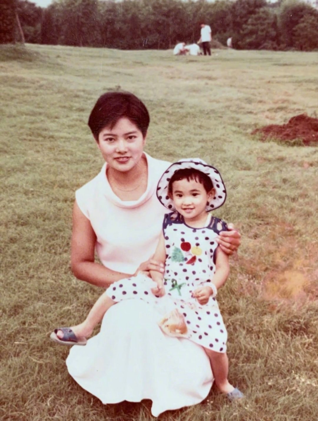 彭小苒家的颜值是按顶配标准来的吧，她和爸妈的旧照真的颜值都很在线啊，爸爸不仅陪