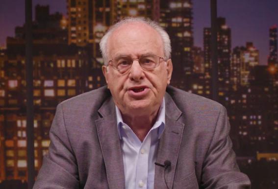 美国著名经济学家理查德•沃尔夫有一个观点：中国的制度优势让美国感到害怕，这是一切