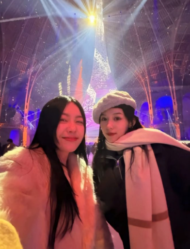 红毯上的闪耀，有姐姐的一份功劳，周也穿上姐姐设计的礼服，这份双向奔赴的爱与支持，