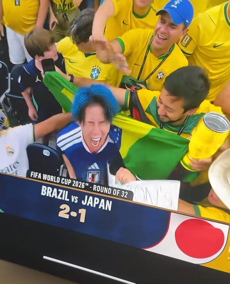 巴西vs日本这场比赛观众席上有趣的一幕。当巴西2:1绝杀日本的那一刻，混在巴西