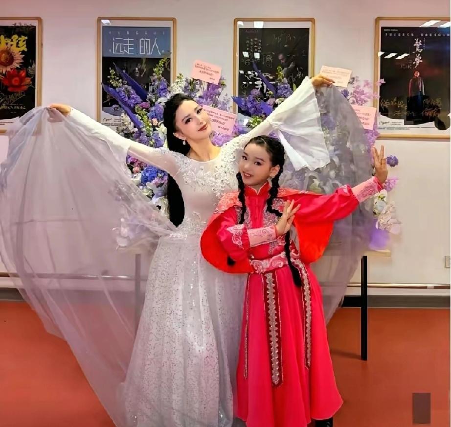 赢在起跑线！董璇女儿登佟丽娅舞剧，星二代平台太让人羡慕董璇带着女儿