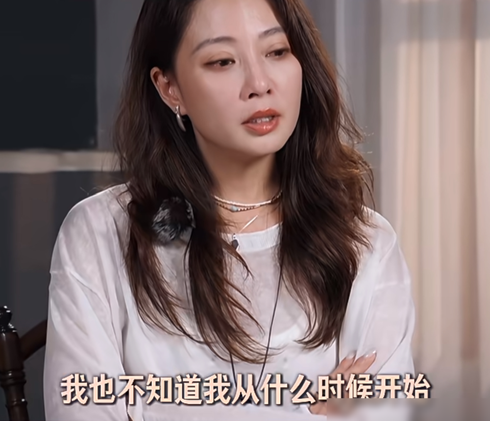 殷桃突然哽咽，戳破了成年人之间一个不敢说的真相。节目里，林依晨笑着提议跟周冬雨换室友，大家一片欢声笑