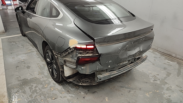 小鹏p7真的气死我了被追尾，后面网约车就牌照蹭到一点点，报完保险直接开走继续接