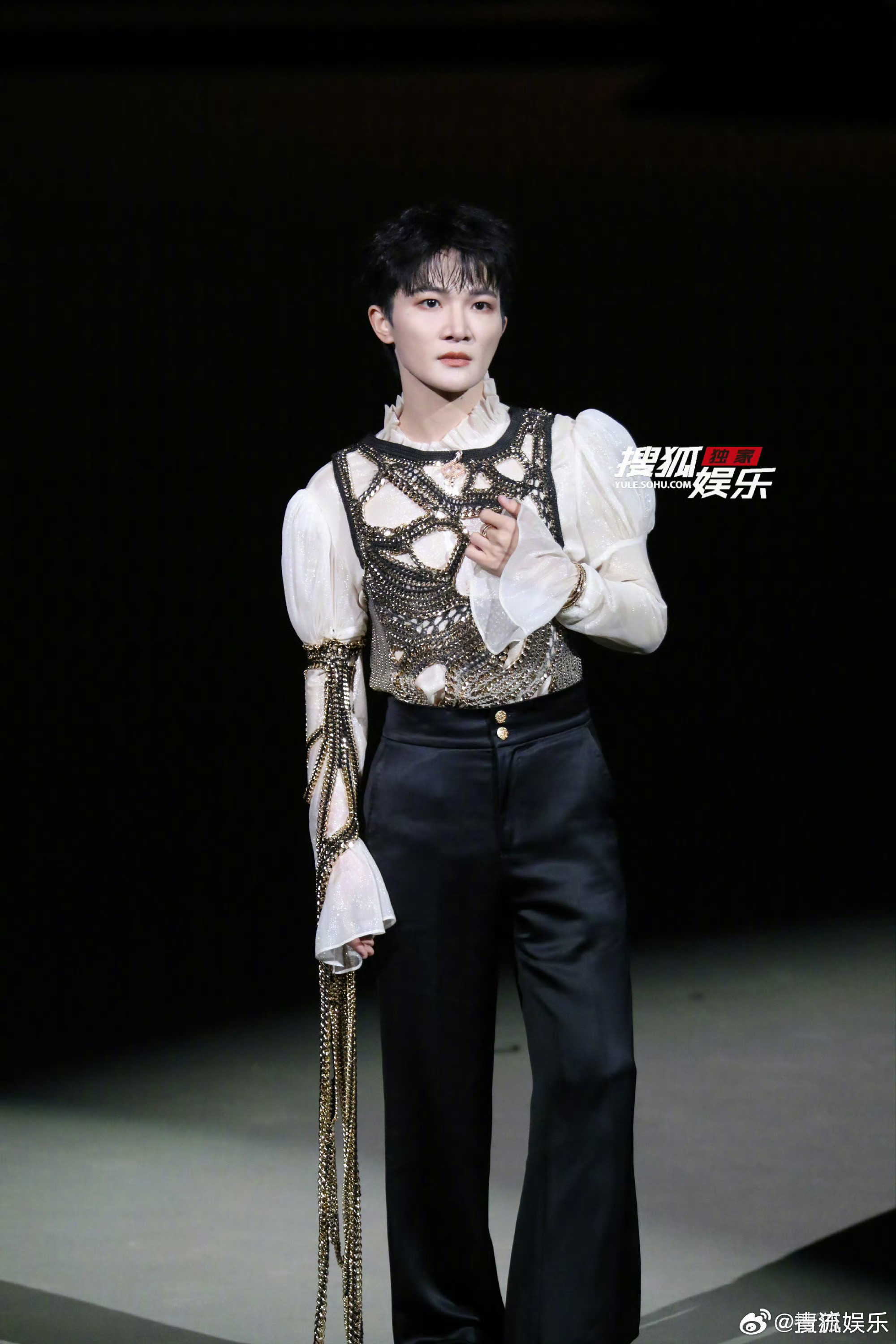 周深VOGUE盛典造型周深VOGUE盛典内场红毯,在黑夜中闪着光✨太好看了![a
