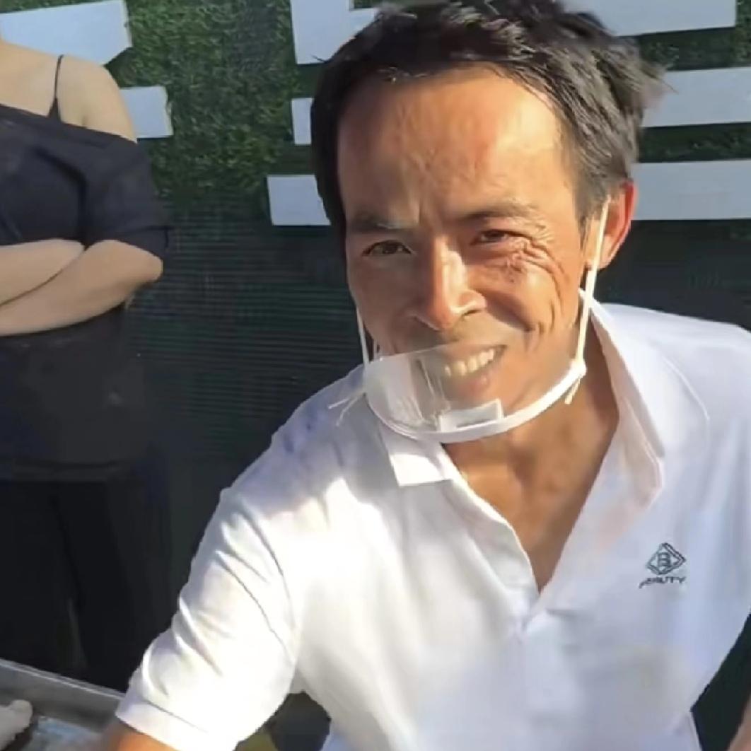 鸡排哥不仅会炸鸡排、会哄客户开心，哄鸡排嫂也是一把好手。谈到鸡排嫂，鸡排哥满