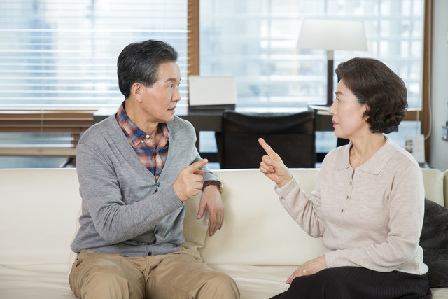 我同学她爸64岁时再婚，娶了一个55岁的离异女人。她爸退休金5000多，每个月给