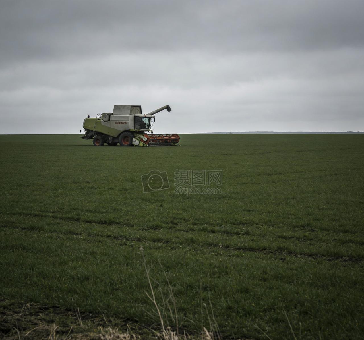 安徽草场惊魂！男子修粉碎机不幸殒命11月20日，安徽淮北一草场发生悲剧：一