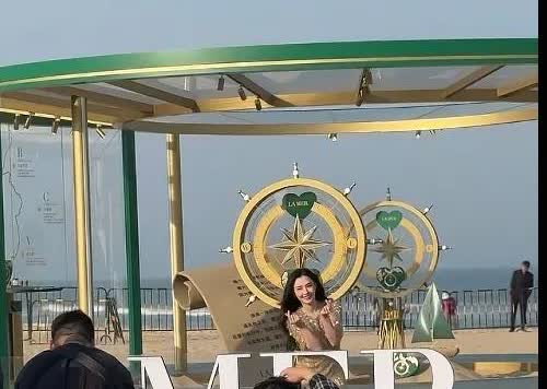 网友在阿那亚偶遇张柏芝，当时她在景区进行拍摄工作，好多粉丝都围过去看“女神”。