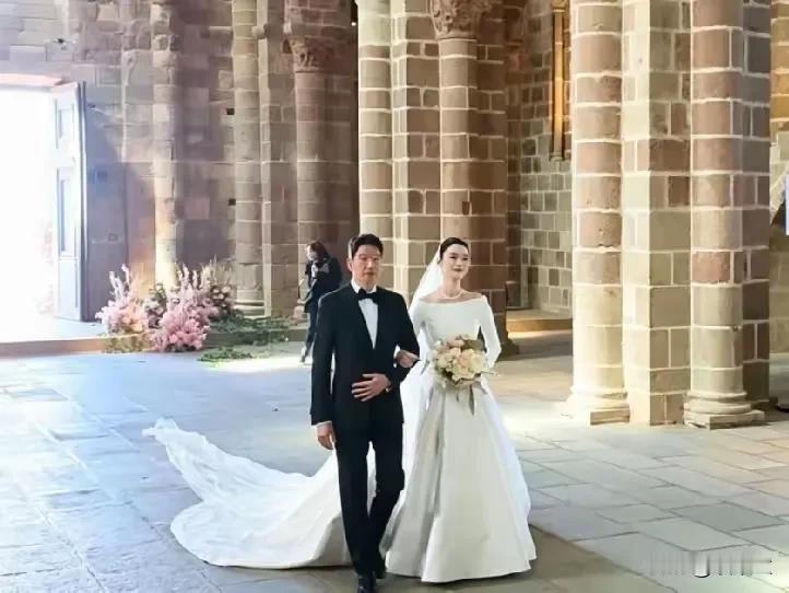 奚梦瑶从来都不是灰姑娘…且不说她的颜值出众，模特事业也达到了最高点。就论家世