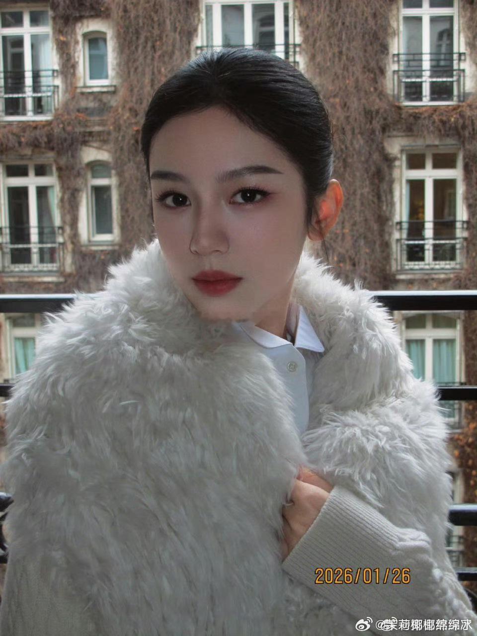 周也内娱免检大光明这种大光明发型真的很考验骨相。周也完全驾驭住了，饱满额头流