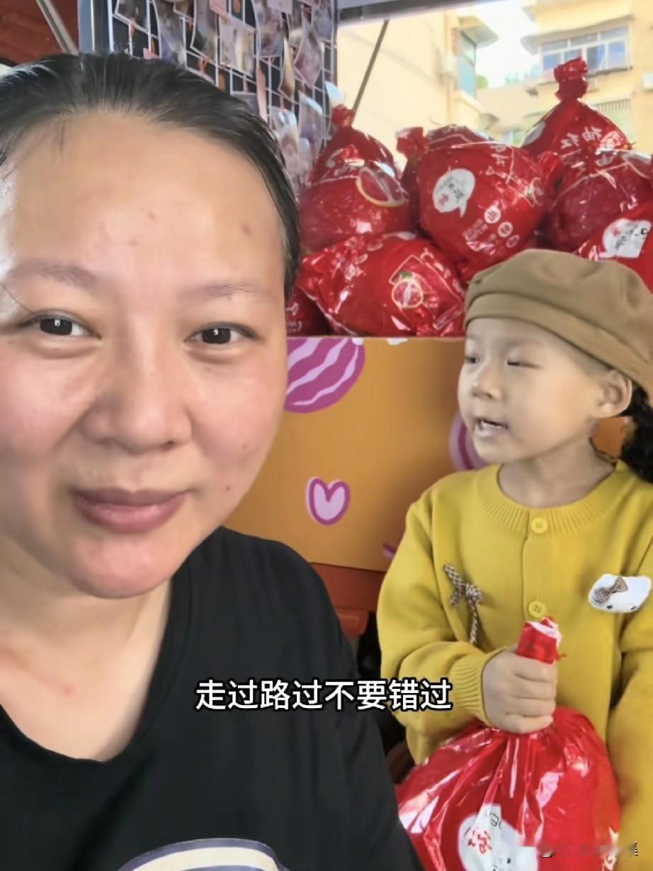 重医学霸妈妈街头卖柚救女：有些苦难里，藏着最狠的温柔重庆这位重医学霸妈妈太