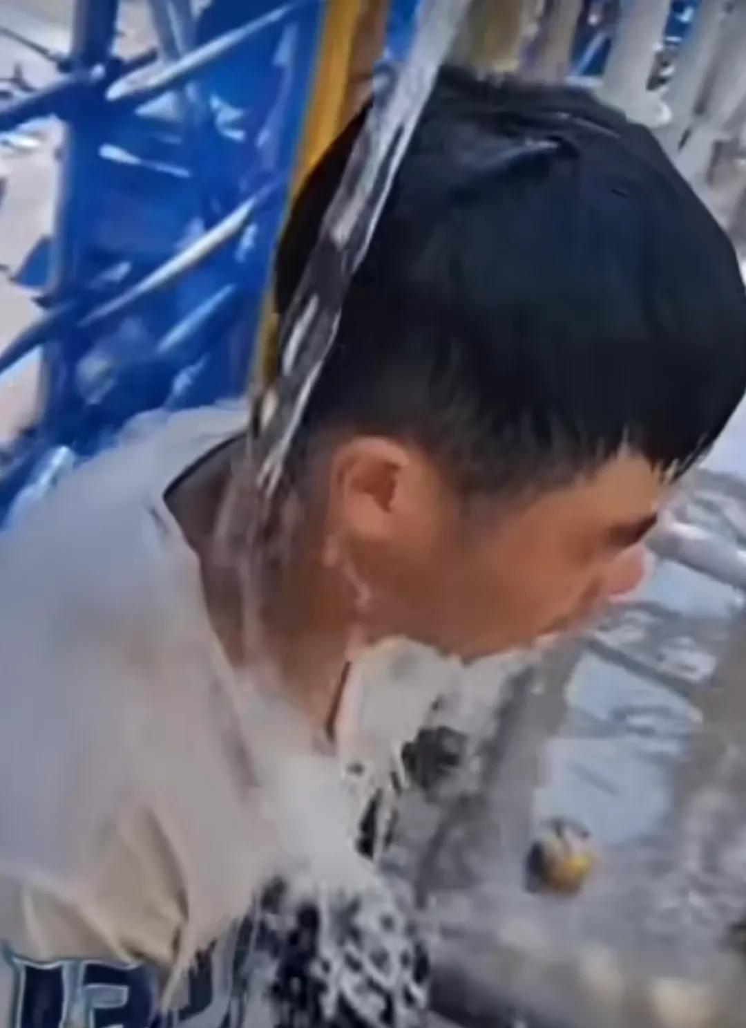 在工地上干活，大热天的，不光是混凝土需要养护，工人也需要浇水养护，要不热的实在受